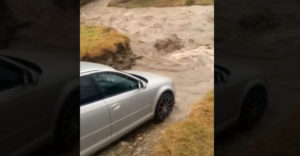 VIDEÓ: Hiába is keresnéd, nagyobb balféket nem is találnál (Átkelés a patakon)