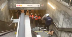 A rendőrök futva menekülnek a metróba a tüntetők elől (Belgium)