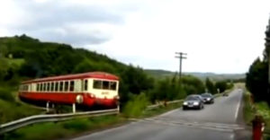 Vasúti átjáró Romániában (Fő a biztonság)