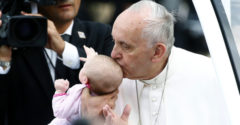 Véletlen egybeesés vagy csoda? Ferenc pápa megpuszilta egy kislány homlokát és rövidesen hihetetlen dolog történt