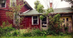 A fényképész talált egy elhagyatott házat az erdőben. Amikor kinyitotta az ajtót és belépett, élete meglepetése fogadta