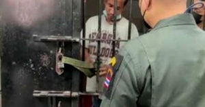 A rab megmutatta a börtönőrnek, hogy hogyan lehet kinyitni a lakatot