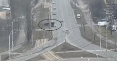 Sokkoló videó: egy orosz tank áthajt egy szembe jövő civil autón, csodával határos módon túlélte a sofőr