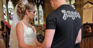 A vőlegény úgy öltözött fel a saját esküvőjére, mintha véletlenül csöppent volna oda. Mi volt a menyasszony reakciója?