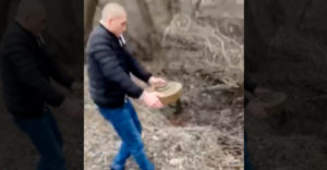 Az ukrán férfi úgy döntött, puszta kézzel helyezi át az aknát.