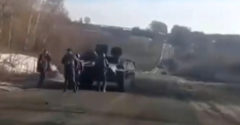 Felajánlotta az ukrán sofőr, visszaviszi a katonákat az üzemanyagból kifogyott tankjukkal Oroszországba