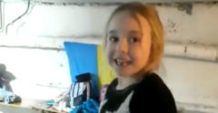 Szívszorító, ahogy a Jégvarázs dalát énekli egy ukrán kislány az óvóhelyen: ez a videó ríkatta meg a fél világot