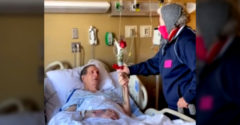 Egy nő meglátogatta beteg férjét Valentin napon a kórházban. Egy jelenet, ami megérinti a szívedet.