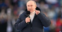 A szakértők felfigyeltek Putyin kabátjára, amit a szónoklata közben viselt. Luxus, miközben országa válságban van