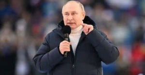 A szakértők felfigyeltek Putyin kabátjára, amit a szónoklata közben viselt. Luxus, miközben országa válságban van