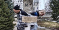Hogyan bánnak a tolvajokkal Ukrajnában? A rendőrség fotói alapján a háború alatti fosztogatás nem kifizetődő