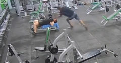 Egy 20 kg-mos súllyal vágott fejen egy férfit az edzőteremben (A dutyi biztos)