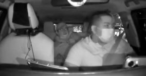Az Uber sofőr ügyfele anélkül nyitotta ki a kocsi ajtaját, hogy körülnézett volna (A nap balfácána)