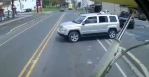VIDEÓ: Az autós anélkül hagyja el a parkolót, hogy körülnézett volna az úton (Betonzuhany)