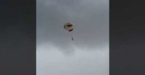 Az erős szél miatt leszakadt egy kötél az ejtőernyőjéről (Vakációs vízi ejtőernyőzés)