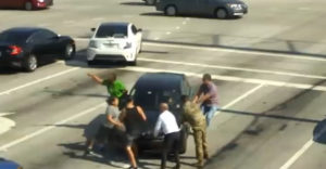 Az irgalmas szamaritánusok segítettek egy autósnak, aki elájult a volán mögött (USA)