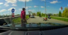 A motorossal történt ütközés után először az autóját ellenőrizte (Az év bunkója)