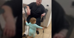 A kislány segít székre ülni tehetetlen édesapjának (Megható kockák)