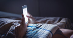 Mi történhet, ha közvetlenül lefekvés előtt használod a telefonodat