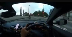 VIDEÓ: Hogyan lehet összetörni egy Ferrarit a sima úton (Fölösleges baleset)