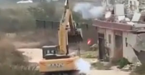 Egy férfi tűzijátékot küldött a romboló munkásra, hogy megakadályozza a háza lebontásában (Kína)