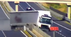 Defekt miatt irányíthatatlanná vált kamion szakította át az M3-as autópálya szalagkorlátját