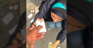 A férfi átadta a bankkártyáját a hajléktalan nőnek (Szabad választás)