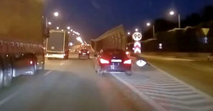 VIDEÓ: Vadászat az autópályán közlekedő kamionra (Mercedes akcióban)