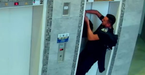 A rendőr megmentett egy pórázon tartott kutyát a liftajtóban (Izrael)