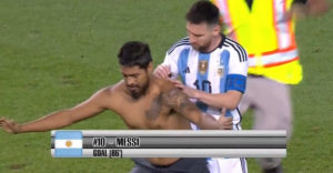 A szurkoló a meccs alatt kért Messitől autogramot a hátára. (Majdnem sikerült)