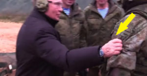 Putyin elhagyta a bunkert, és megjelent a kiképzőtáborban. A nézők éles szeme azonban észrevett egy szokatlan részletet