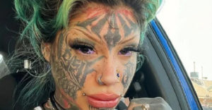 A 28 éves nő testének 85 százalékát tetoválások borítják. Ezt hallja az anyjától