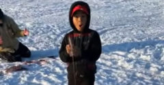 VIDEÓ: A fiú egy hatalmas méretű halat húzott ki a jég alól (Szép fogás)