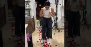 VIDEÓ: Romantikus meglepetéssel készült a párjának ( Rózsaszirmok a földön)