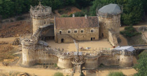 Egy vadonatúj középkori vár építése – Történelmi kísérlet, amely negyed évszázada zajlik