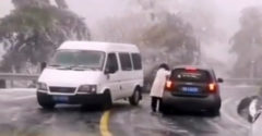 VIDEÓ: Ebben a helyzetben biztosan nem kellett volna kiszállnia az autóból. (Extrém jég)