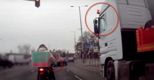 VIDEÓ: Kesztyűt adott a didergő robogós kajafutárnak egy kamionsofőr ()