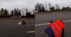 VIDEÓ: A nő blokkolta az autópályát, de a rendőr megoldotta