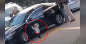 VIDEÓ: Miközben a rendőrök megbilincselték az apát, lánya kiszállt az autóból, és egy elképesztő gesztust tett