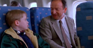 Mit mond a francia férfi Kevinnek a repülőgépen a Reszkessetek betörők 2 filmben?