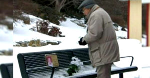 Az idős férfi naponta virágot vitt elhunyt feleségének egy padra. Nem sejtette, hogy valaki figyeli őt, hogy meglepje