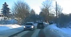 VIDEÓ: Ki a felelős a keskeny, havas úton történt ütközésért?