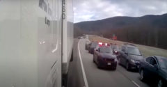 Kamionos segít a zsaruknak elkapni a szökevényt (Dráma az autópályán)