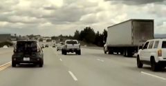Mint egy akciófilm jelenet, az autó több méteres magasságba katapultálódott az autópályán
