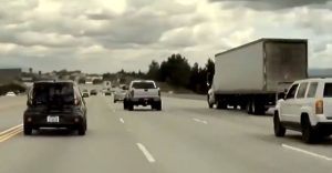 Mint egy akciófilm jelenet, az autó több méteres magasságba katapultálódott az autópályán