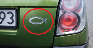 Mit jelent a hal szimbólum az autón? Más jelentése is van, mint sokan gondolják