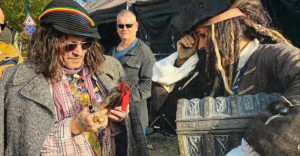 Jack Sparrow-nak öltözött a magyar férfi, végül Johnny Depp filmforgatásán kötött ki