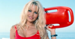 Hogy néz ki ma Pamela Anderson? Állítólag eljutott abba a korba, amikor már nem akar hazudni a rajongóinak