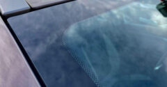 Tudod, miért vannak fekete pöttyök az autód szélvédőjén? Nagyobb a jelentőségük, mint gondolnád