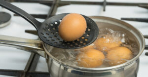 Tuti trükk a főtt tojás pucolásához: így biztosan nem ragad a héjhoz a fehérje